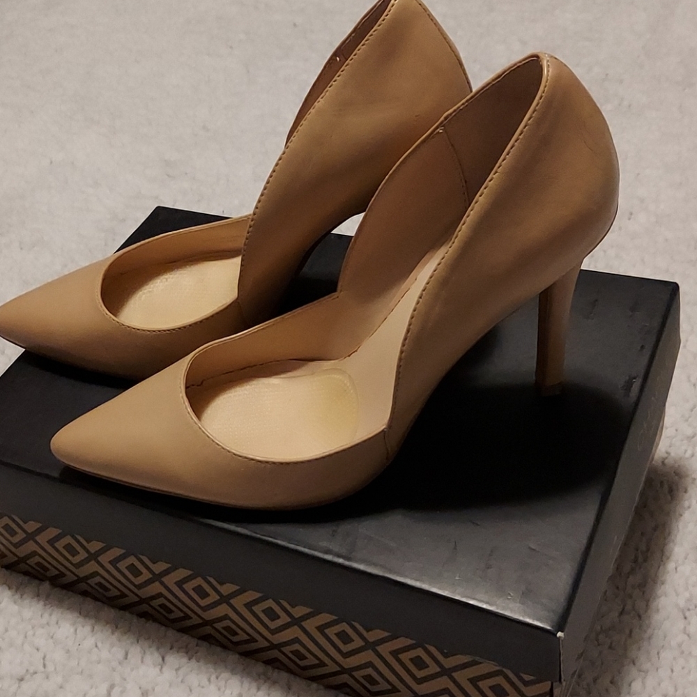 Charles David Nude Pumps